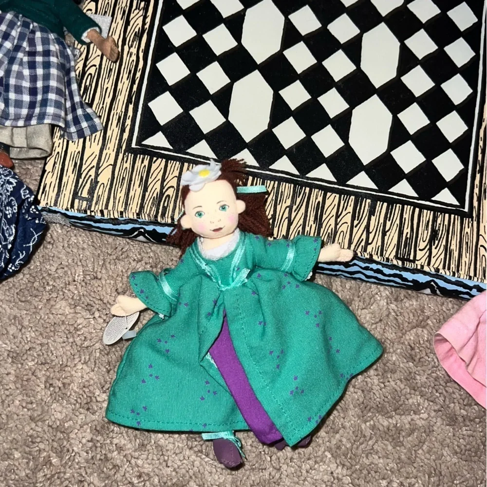 Vintage Colonial Williamsburg Cloth Fabric Dollhouse with Furniture and Dolls